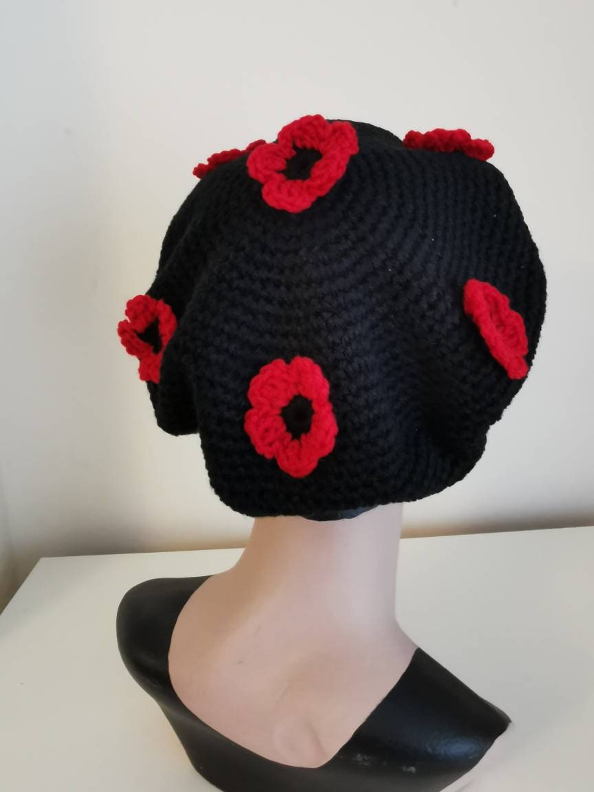 Crochet poppy beret Black Red Floral