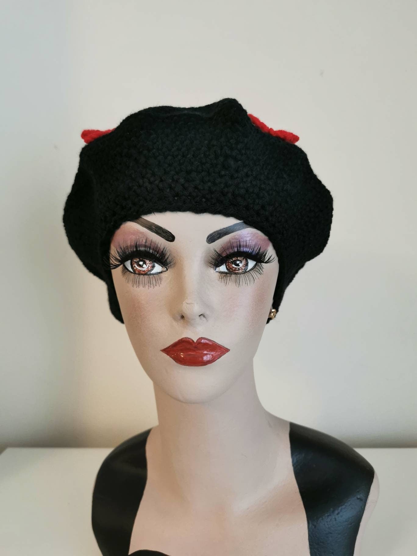 Crochet poppy beret Black Red Floral