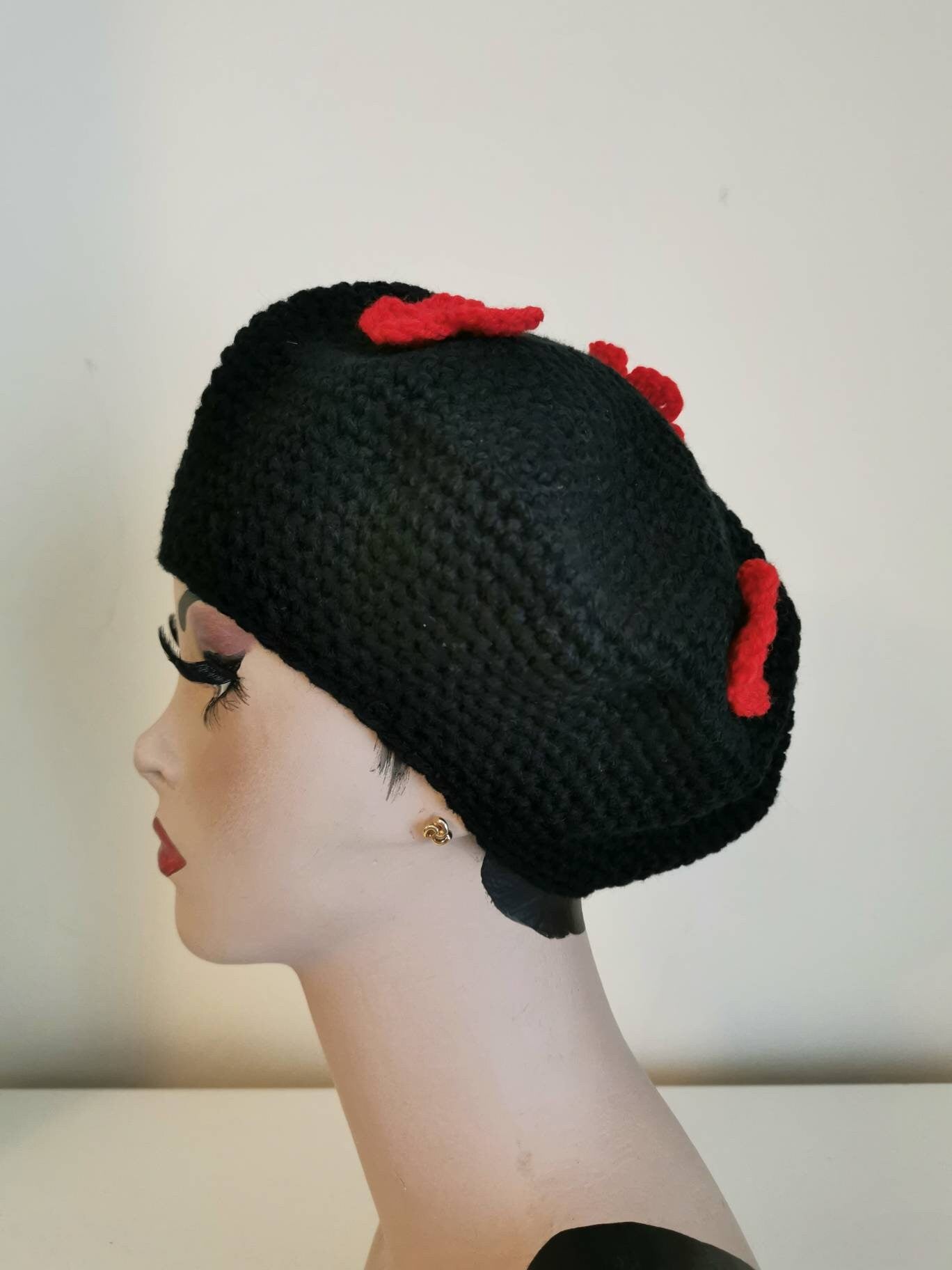 Crochet poppy beret Black Red Floral