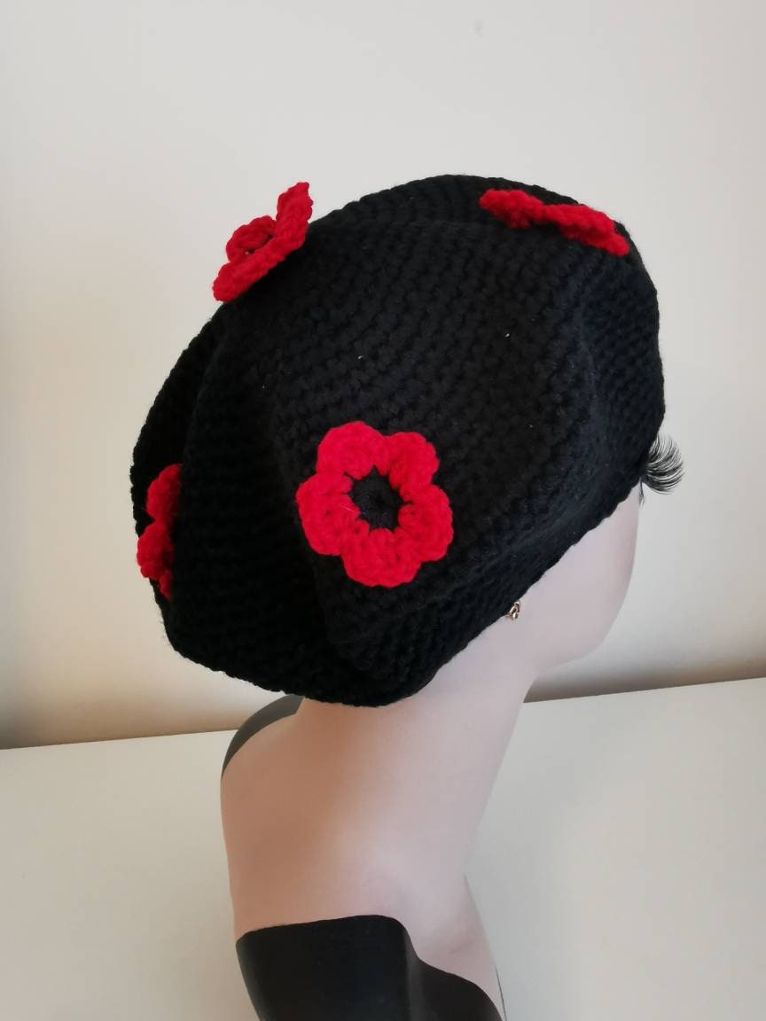 Crochet poppy beret Black Red Floral