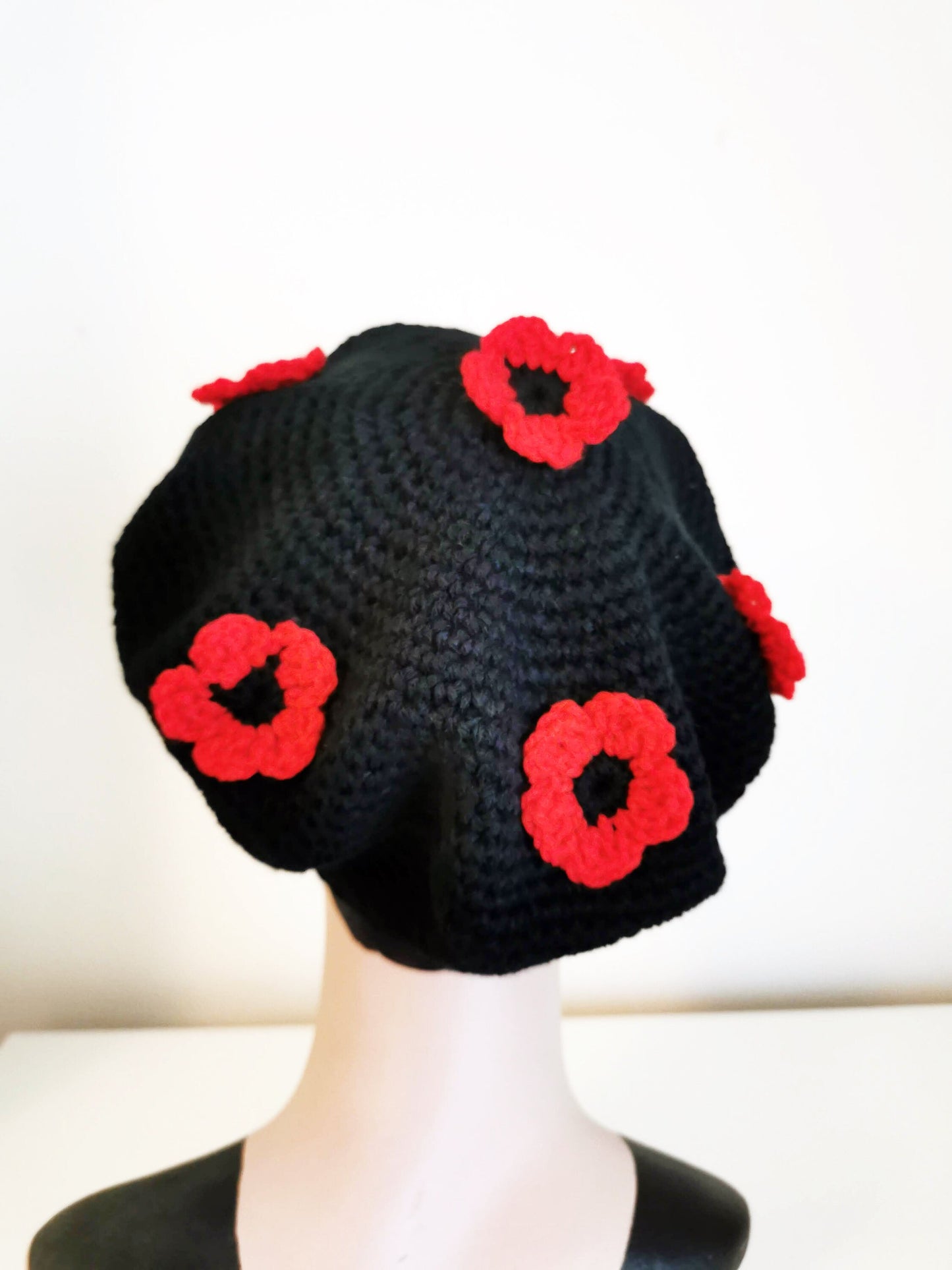 Crochet poppy beret Black Red Floral