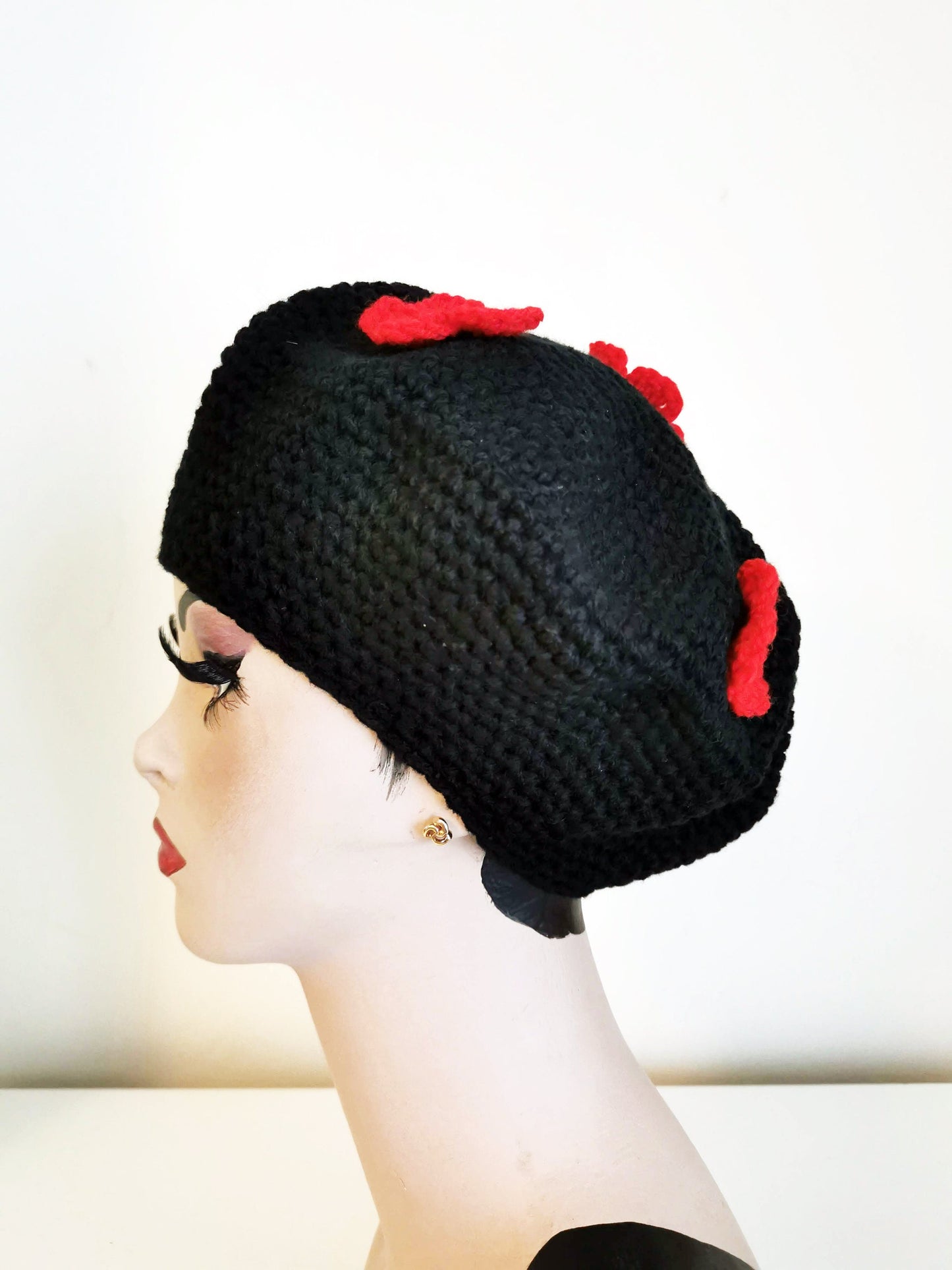 Crochet poppy beret Black Red Floral